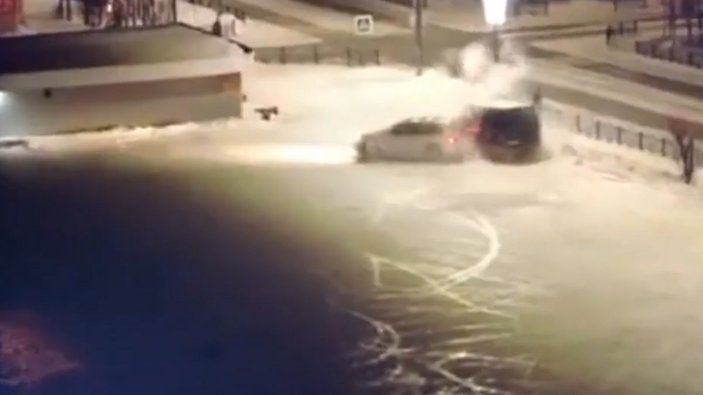 Rusya’da Porsche ile drift atan maganda kaza yaptı