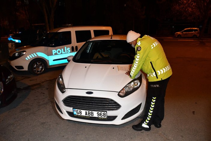 Aksaray'da yasağı delen sürücüler araçlarını bırakıp kaçtı