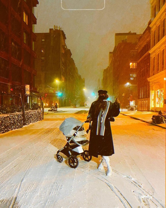 Gigi Hadid bebeğini karla tanıştırdı