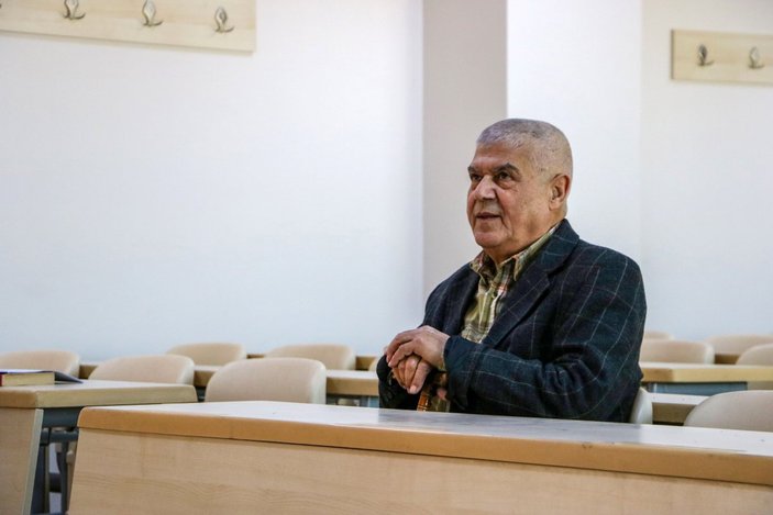 Antalya'da emekli öğretmen üniversiteyi birincilikle bitirdi