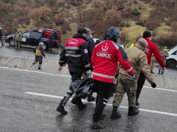 i Siirt’te göçmenleri taşıyan minibüs devrildi: 1 ölü, 6 yaralı