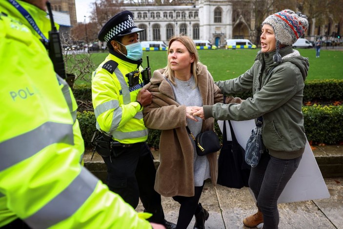 İngiltere'de aşı ve karantina karşıtlarının protestosunda ortalık karıştı