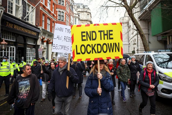 İngiltere'de aşı ve karantina karşıtlarının protestosunda ortalık karıştı