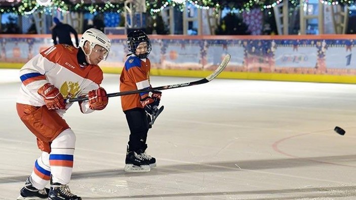 Vladimir Putin, 9 yaşındaki çocukla buz hokeyi oynadı