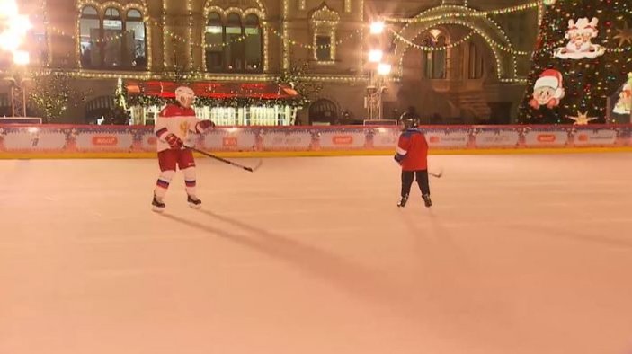Vladimir Putin, 9 yaşındaki çocukla buz hokeyi oynadı
