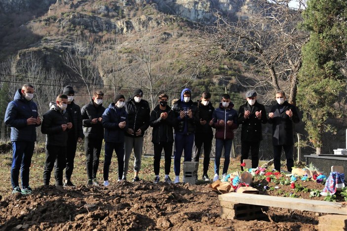 Trabzonsporlu futbolcular Özkan Sümer'in mezarını ziyaret etti