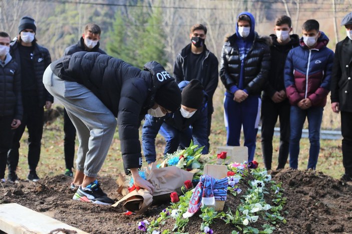 Trabzonsporlu futbolcular Özkan Sümer'in mezarını ziyaret etti