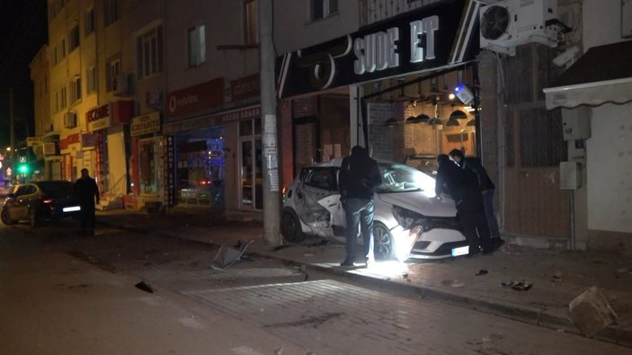 Bursa’da ekiplerden kaçan sürücü iş yerlerine daldı