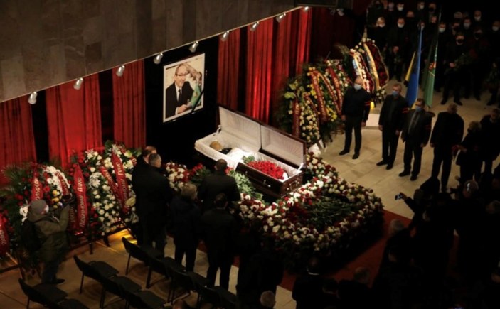 Koronadan hayatını kaybeden başkanın cenazesinde 110 bin kişi katıldı