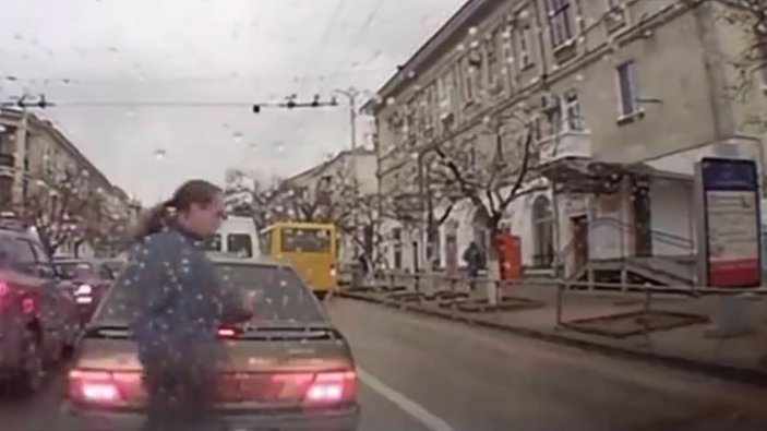 Rusya'da cep telefonuna bakan yayaya otobüs çarptı