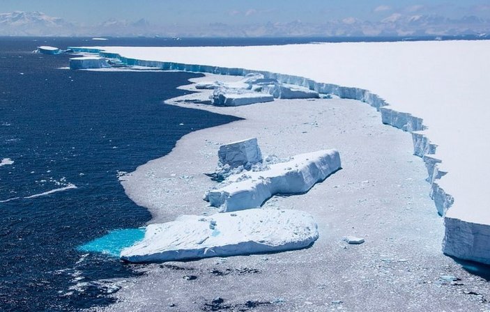 Antarktika'dan koparak sürüklenen buz dağı görüntülendi