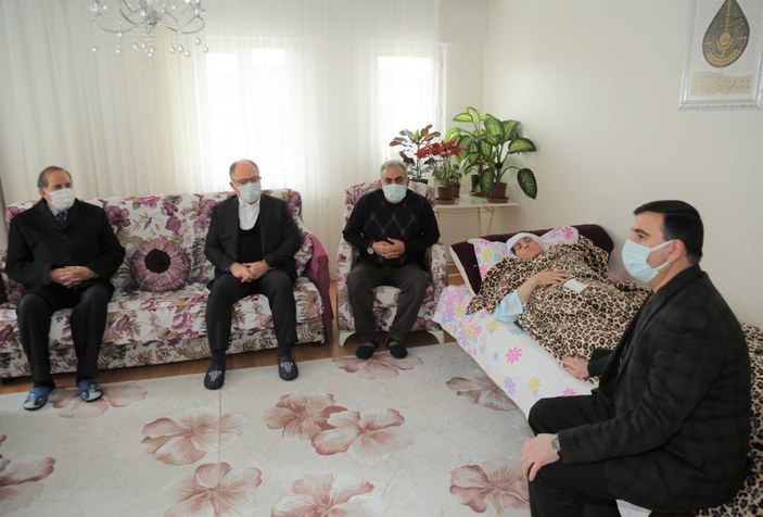 Sivas’ta yaşlı kadın biriktirdiği 500 bin TL’yi cami için bağışladı