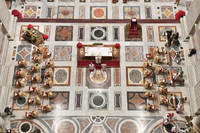 Vatikan'da korona önlemli Noel ayini yapıldı