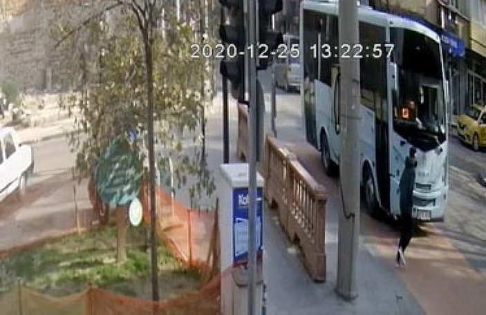 Manisa'da halk otobüsünün çarptığı genç kurtarılamadı