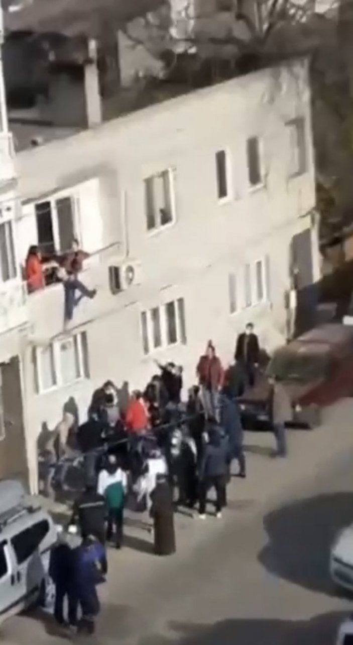 Bursa'da pencereden atlamaya çalışan kızı babası kurtardı