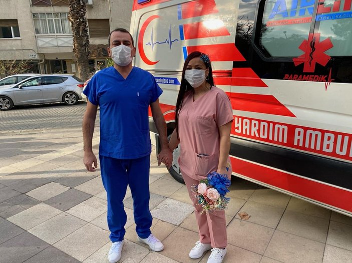 İzmir'de sağlık çalışanları önlükle nikah kıydı