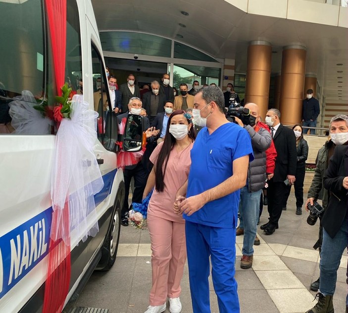 İzmir'de sağlık çalışanları önlükle nikah kıydı