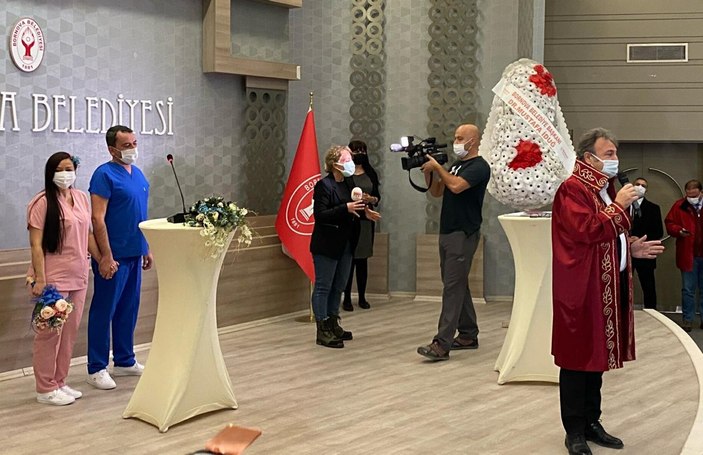 İzmir'de sağlık çalışanları önlükle nikah kıydı