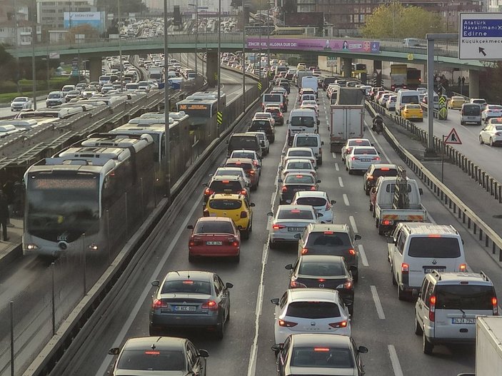 Kısıtlama öncesi İstanbul trafiğinde yoğunluk arttı