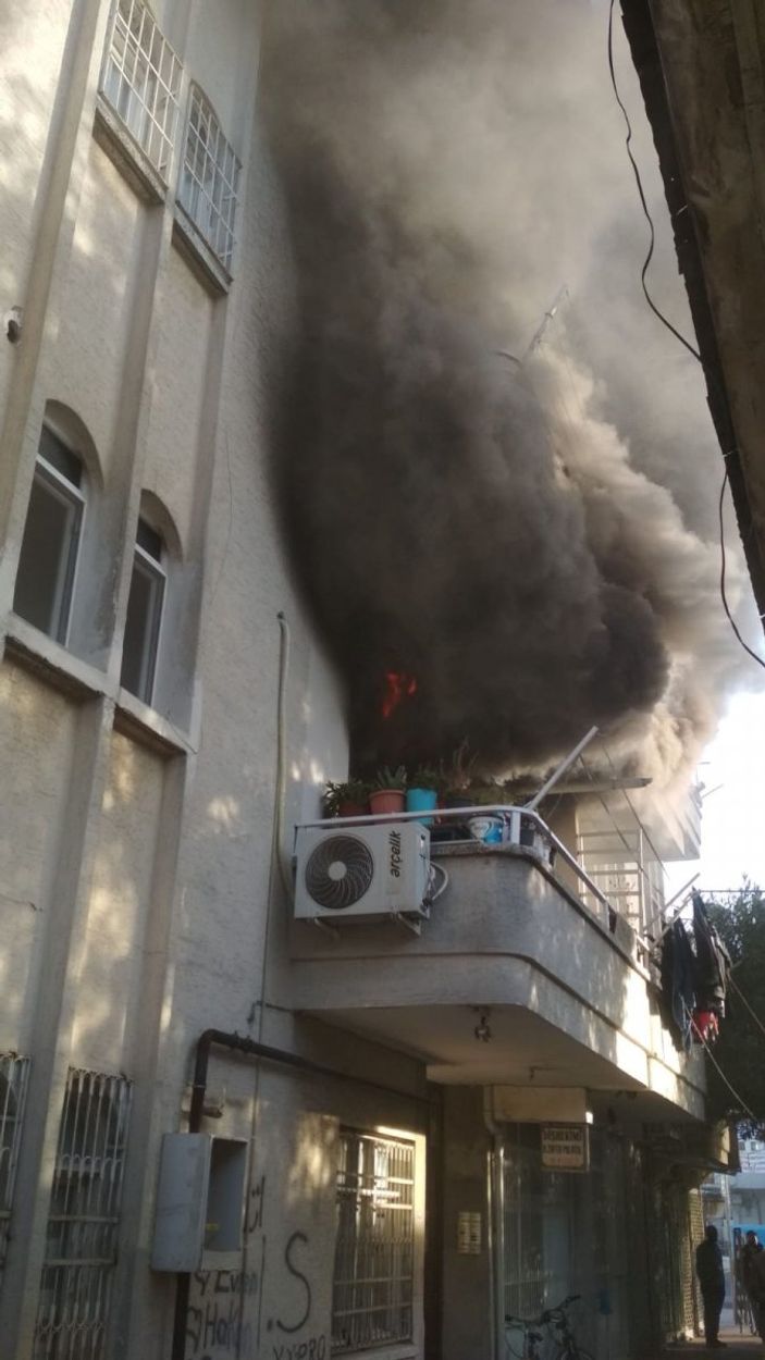 Adana'da psikolojisi bozuk genç kız evi ateşe verdi