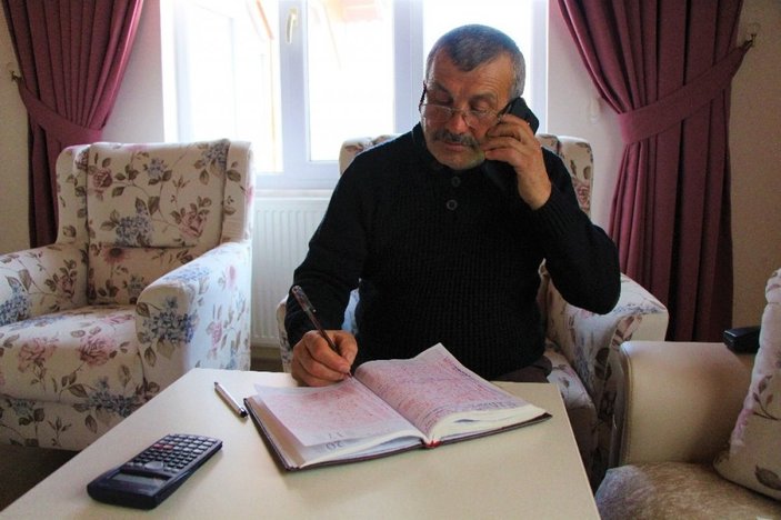Amasya'da emekli Hüseyin Tırpan, köyünde ölen herkesi defterine yazıyor