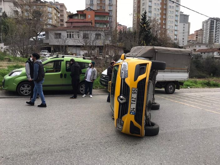 Ümraniye'de kısıtlamada yolu boş sanan sürücü, taksiye çarptı