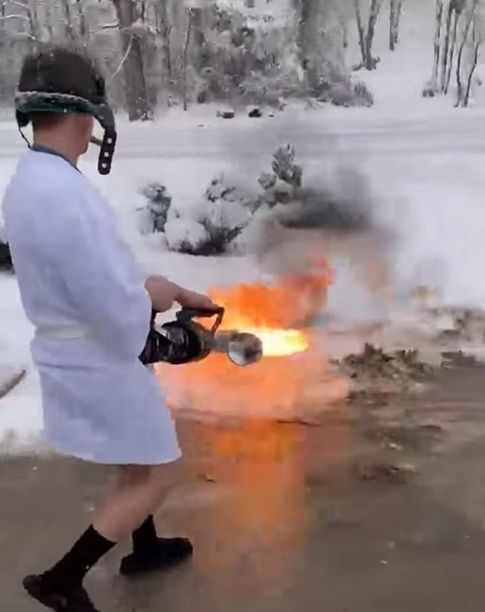 ABD'de alev silahıyla kar temizleyen adam