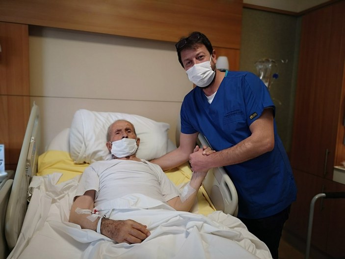 İstanbul'da 103 yaşındaki Hacı Dede, koronavirüsü yendi