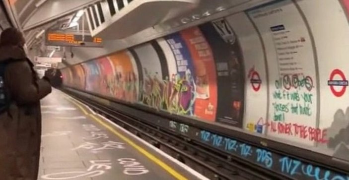 İngiltere’nin en ünlü metro istasyonu Oxford Circus'u grafiti ile kapladılar