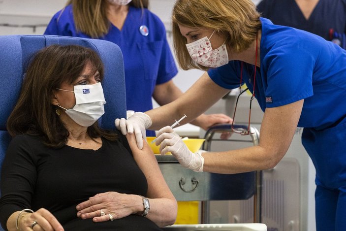 Yunanistan Başbakanı Miçotakis, koronavirüs aşısı oldu