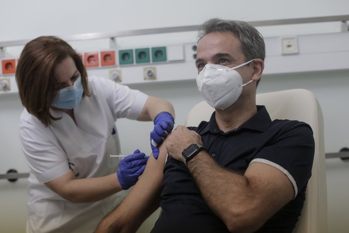 Yunanistan Başbakanı Miçotakis, koronavirüs aşısı oldu