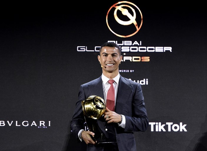Cristiano Ronaldo yüzyılın futbolcusu seçildi