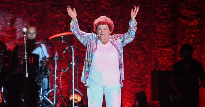 Selda Bağcan kıyafet sözlerinden ötürü linç ediliyor