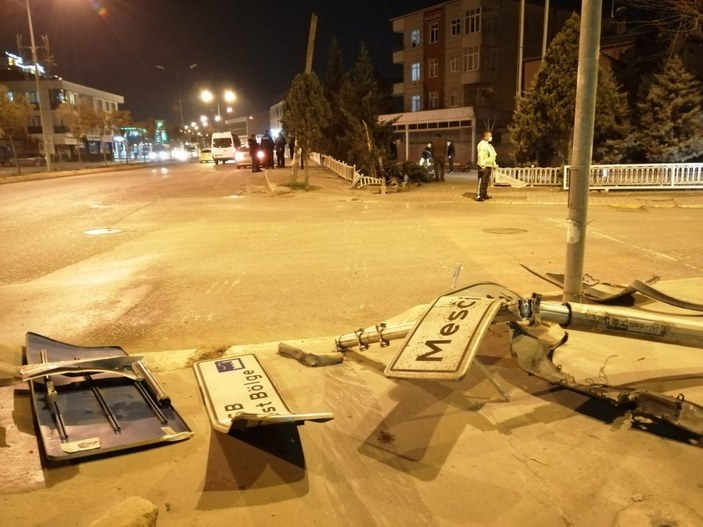 Tuzla'da tabelaları biçen otomobil takla attı: 3 yaralı