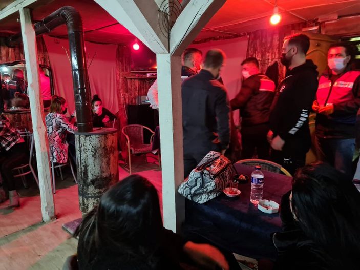 Bursa'da eğlence mekanına dönüştürülen bağ evine baskın