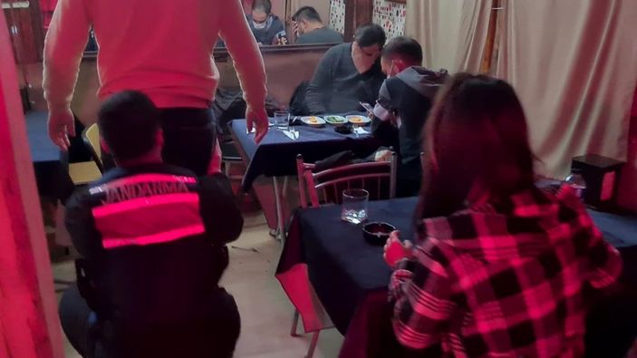 Bursa'da eğlence mekanına dönüştürülen bağ evine baskın