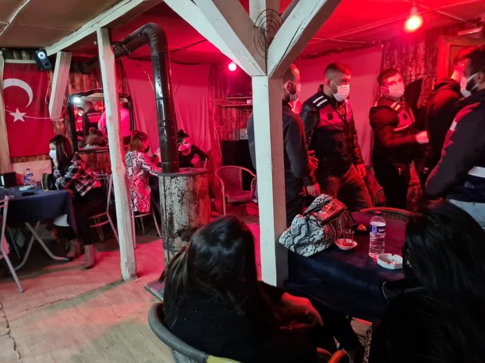 Bursa'da eğlence mekanına dönüştürülen bağ evine baskın