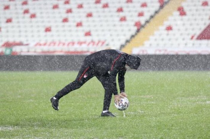 Antalyaspor-Hatayspor maçı yağış nedeniyle ertelendi