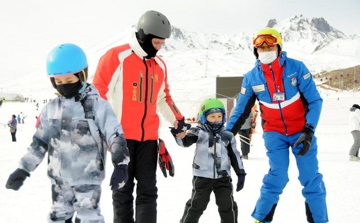 Erciyes Kayak Merkezi yerli ve yabancı turistlerin akınına uğradı