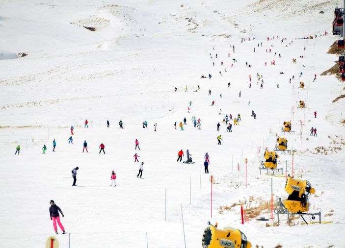 Erciyes Kayak Merkezi yerli ve yabancı turistlerin akınına uğradı