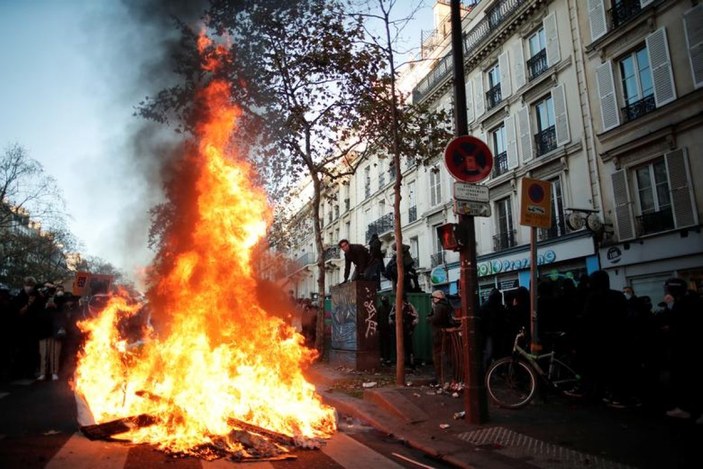 Fransa, 2020'yi şiddetli protestolarla geçirdi