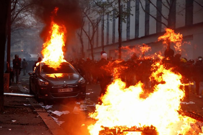 Fransa, 2020'yi şiddetli protestolarla geçirdi