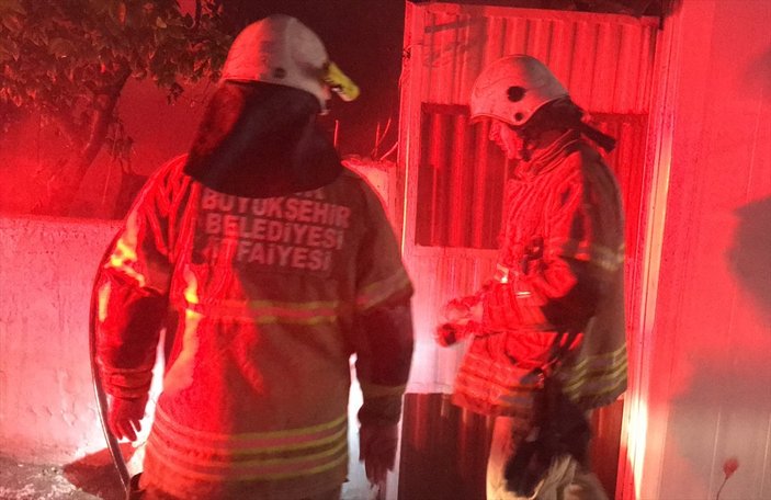 İzmir'de çıkan yangında 2 evde mahsur kalanları komşuları kurtardı