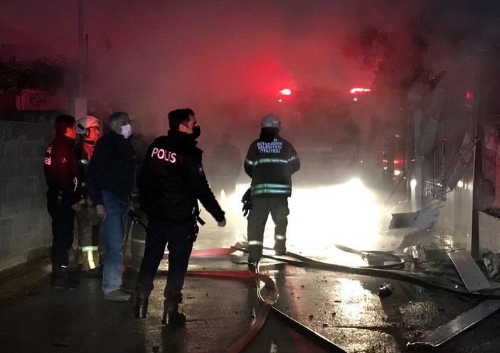 İzmir'de çıkan yangında 2 evde mahsur kalanları komşuları kurtardı