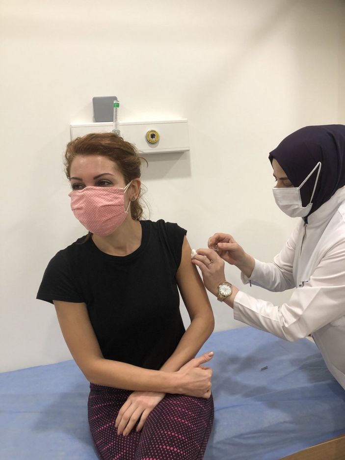 Çağla Şıkel ve Nagehan Alçı koronavirüs aşısı oldu