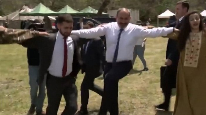 Azerbaycan askerlerinden Paşinyan'a halaylı gönderme