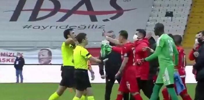 Hakeme telefondan pozisyon gösteren Hakan Arslan kırmızı kart gördü