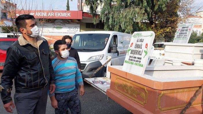 Antalya'da pazarda 'hazır mezar' tezgahı açtı