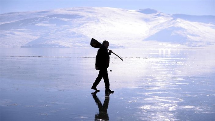 Ardahanlı ozandan buz tutmuş Çıldır Gölü'nde mini konser
