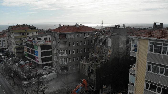 Avcılar'da 1999 depreminde yan yatan bina yıkıldı
